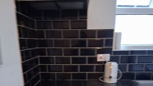 Lemari es, microwave, oven, dan kompor