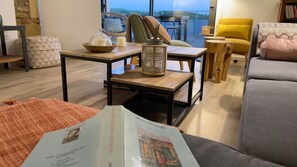 Casa familiar | Caja de seguridad en la habitación y cuna de viaje