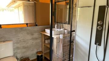 舒适帐篷房 | 客房内保险箱、旅行婴儿床