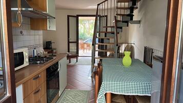 Microwave, coffee/tea maker, toaster, blender