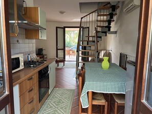 Mikrowelle, Wasserkocher mit Kaffee-/Teezubehör, Toaster, Mixer