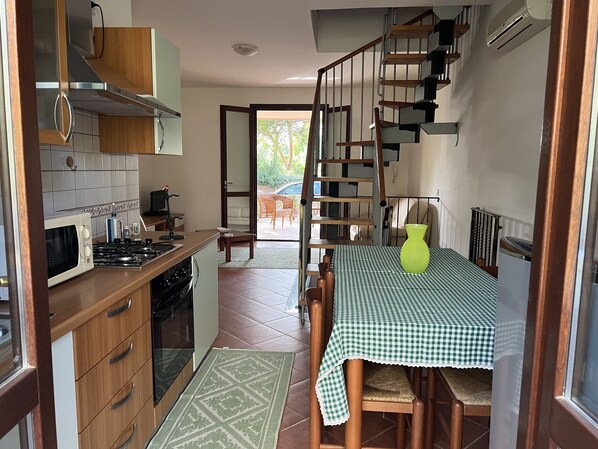 Microondas, cafetera/tetera, tostadora, licuadora