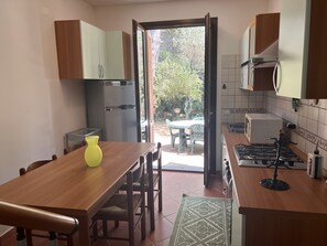 Microondas, cafetera/tetera, tostadora, licuadora