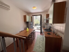 Micro-ondes, cafetière/bouilloire, grille-pain, blender