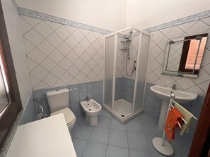 Dutxa, assecador de cabells, bidet i tovalloles 