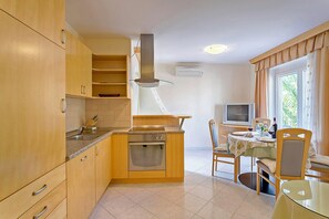 Kühlschrank, Mikrowelle, Ofen, Geschirrspüler
