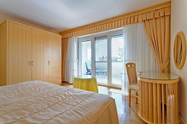 1 dormitorio, tabla de planchar con plancha, wifi y ropa de cama