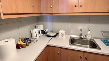 Apartamento | Cozinha privada | Geladeira, micro-ondas, fogão, cooktop