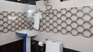 Classic Cottage | Bathroom | Shower, rainfall showerhead, towels, soap