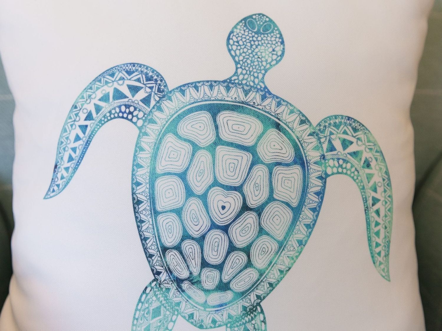 Un coussin orné d’un motif représentant une tortue.