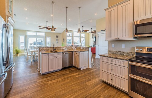 C7952 Beach Hive. SEMI-OCEANFRONT! POOL, ARCADE, THEATER ROOM, FITNESS ROOM!