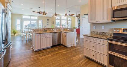 C7952 Beach Hive. SEMI-OCEANFRONT! POOL, ARCADE, THEATER ROOM, FITNESS ROOM!