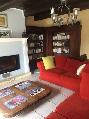Smart TV, DVD player, books, video library - House, Saint Pair sur Mer, charm and freshness, 6 rooms, garden, sea 800m away. (Saint-Pair-sur-Mer)
