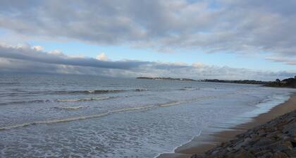 House, Saint Pair sur Mer, charm and freshness, 6 rooms, garden, sea 800m away.