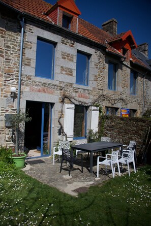 Outdoor dining - House, Saint Pair sur Mer, charm and freshness, 6 rooms, garden, sea 800m away. (Saint-Pair-sur-Mer)