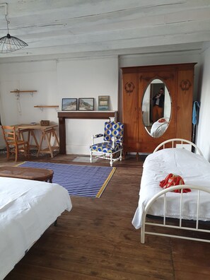 3 bedrooms, desk, iron/ironing board, free WiFi - House, Saint Pair sur Mer, charm and freshness, 6 rooms, garden, sea 800m away. (Saint-Pair-sur-Mer)