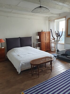 3 bedrooms, desk, iron/ironing board, free WiFi - House, Saint Pair sur Mer, charm and freshness, 6 rooms, garden, sea 800m away. (Saint-Pair-sur-Mer)