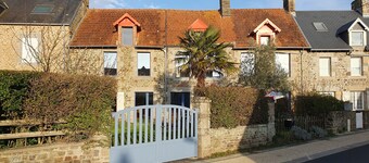 House, Saint Pair sur Mer, charm and freshness, 6 rooms, garden, sea 800m away.