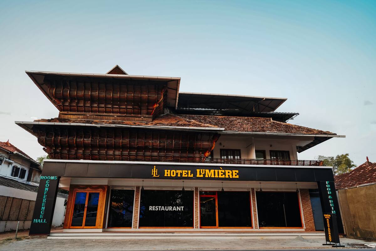 A hotel with a restaurant and conference hall.