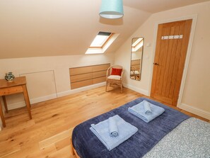 2 bedrooms, individually decorated, individually furnished, free WiFi - Green Grove Barn (Carmarthen)