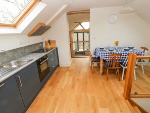 Refrigerador, lavavajillas y utensilios de cocina