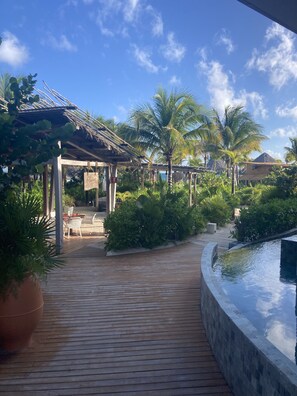 Alberca al aire libre y alberca climatizada