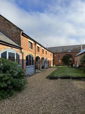 Property grounds - The Hay Loft at Warborne Farm (Lymington)