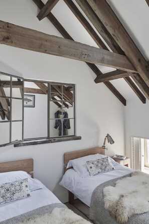 3 bedrooms, travel crib, WiFi, bed sheets - The Hay Loft at Warborne Farm (Lymington)