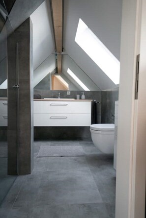 Dusche, Haartrockner, Handtücher