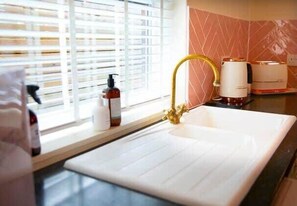 Bathtub, hair dryer, towels - Croft Cottage - Quiet residential area only 5 min walk from the beach (Filey)