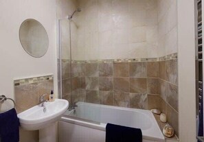 Bañera, secador de pelo y toallas