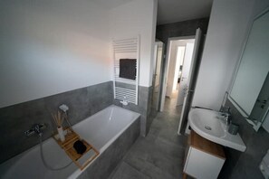 Een douche, een haardroger, handdoeken