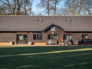 Exterior - Pass the Keys | Stylish Cosy and Central 1 Bed Flat with Parking (Rickmansworth)