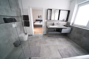 Dusche, Haartrockner, Handtücher