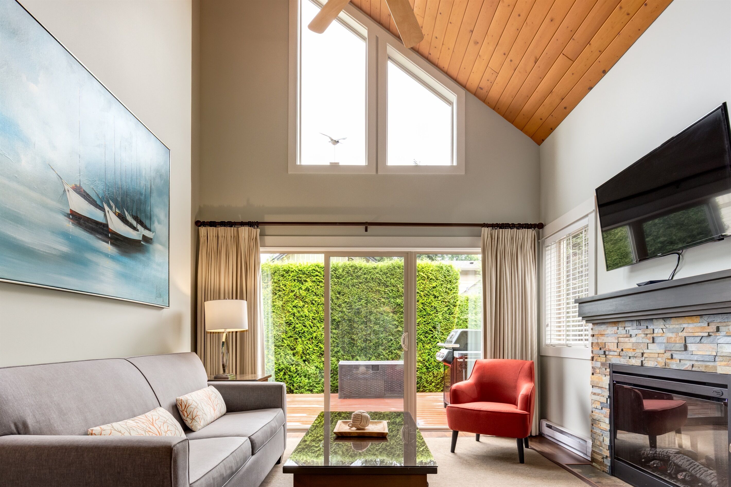 スマートテレビ、暖炉、書庫