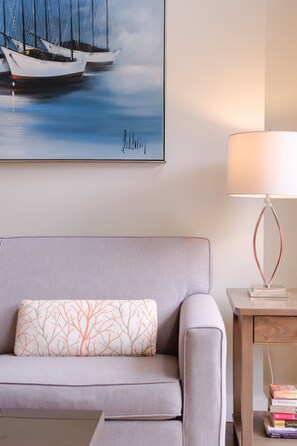 Smart TV, chimenea y libros 