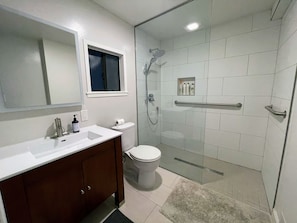 Douche, sĂšche-cheveux, serviettes fournies, savon