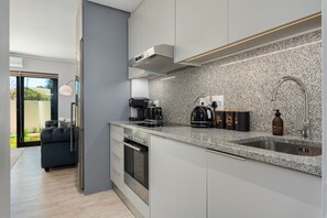 Réfrigérateur, four à micro-ondes, un four, surface de cuisson