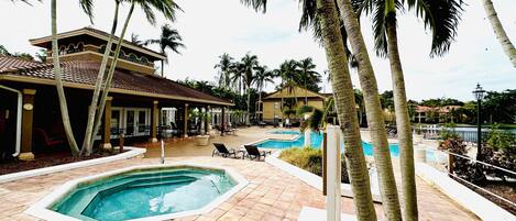 Utomhuspool och uppvärmd pool