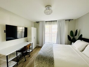 2 bedrooms, WiFi, bed sheets - Oasis Resort Style Condo 2/2 (Naples)