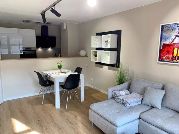 TV connectée, livres, chaîne hi-fi