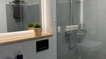 Dusche, Haartrockner, Handtücher, Seife
