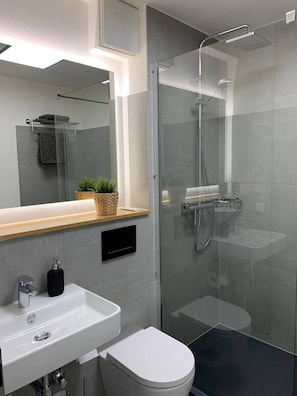 Een douche, een haardroger, handdoeken, zeep