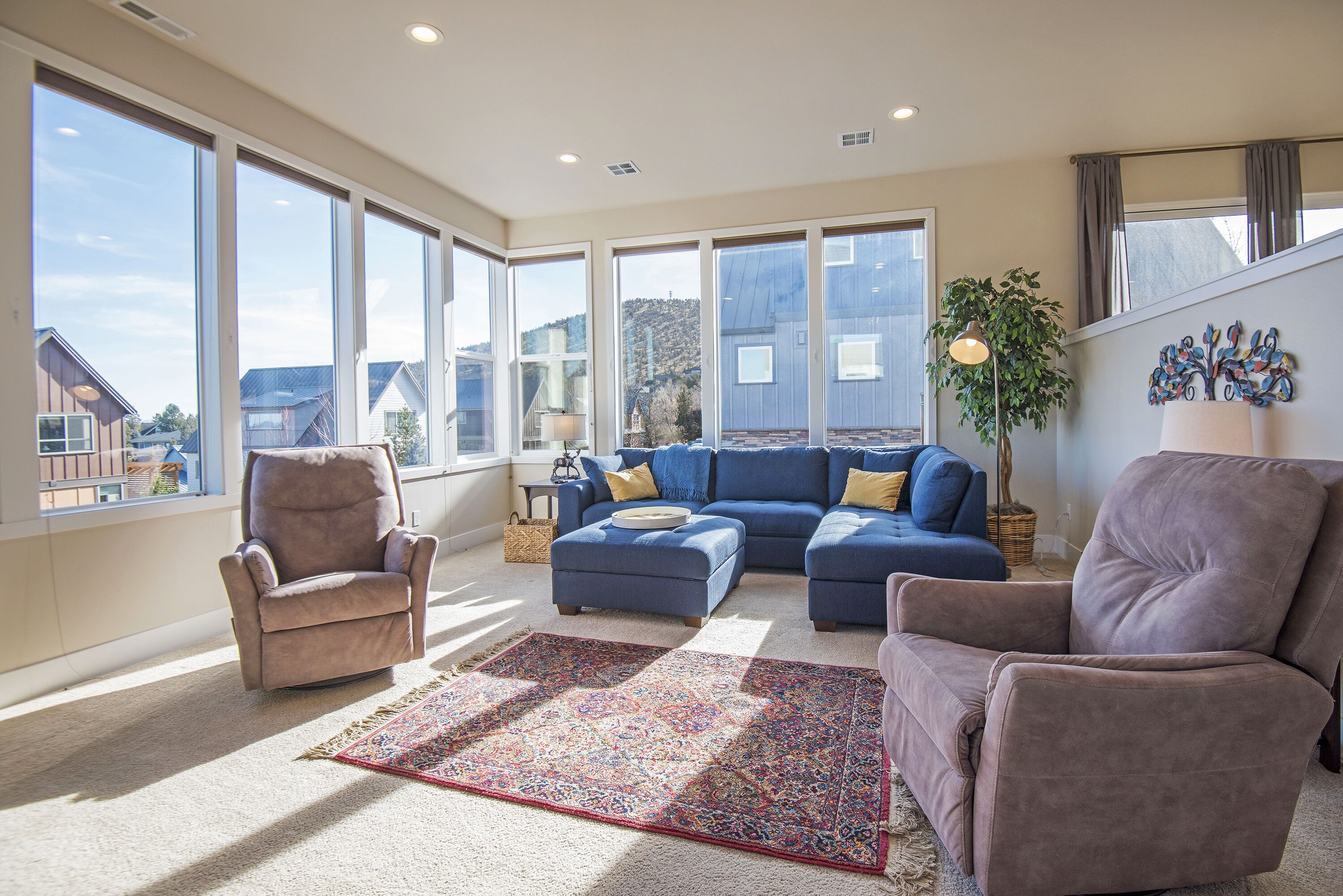 Fantastic Eagle Crest Home has Spacious Living Room, King Suite, Chefs Kitchen!