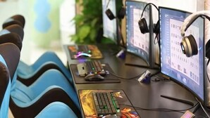 Un ensemble de jeu comprenant plusieurs écrans, un clavier, une souris et un casque audio.