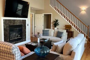 Smart TV, chimenea y libros