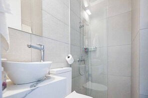 Een douche, handdoeken