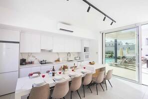 Kühlschrank, Mikrowelle, Ofen, Geschirrspüler