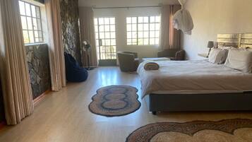 4 bedrooms, iron/ironing board, internet, bed sheets