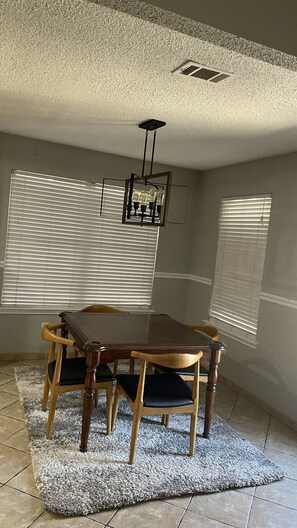 Dining - Cozy and quiet neighborhood a minutes from shopping (Garland)